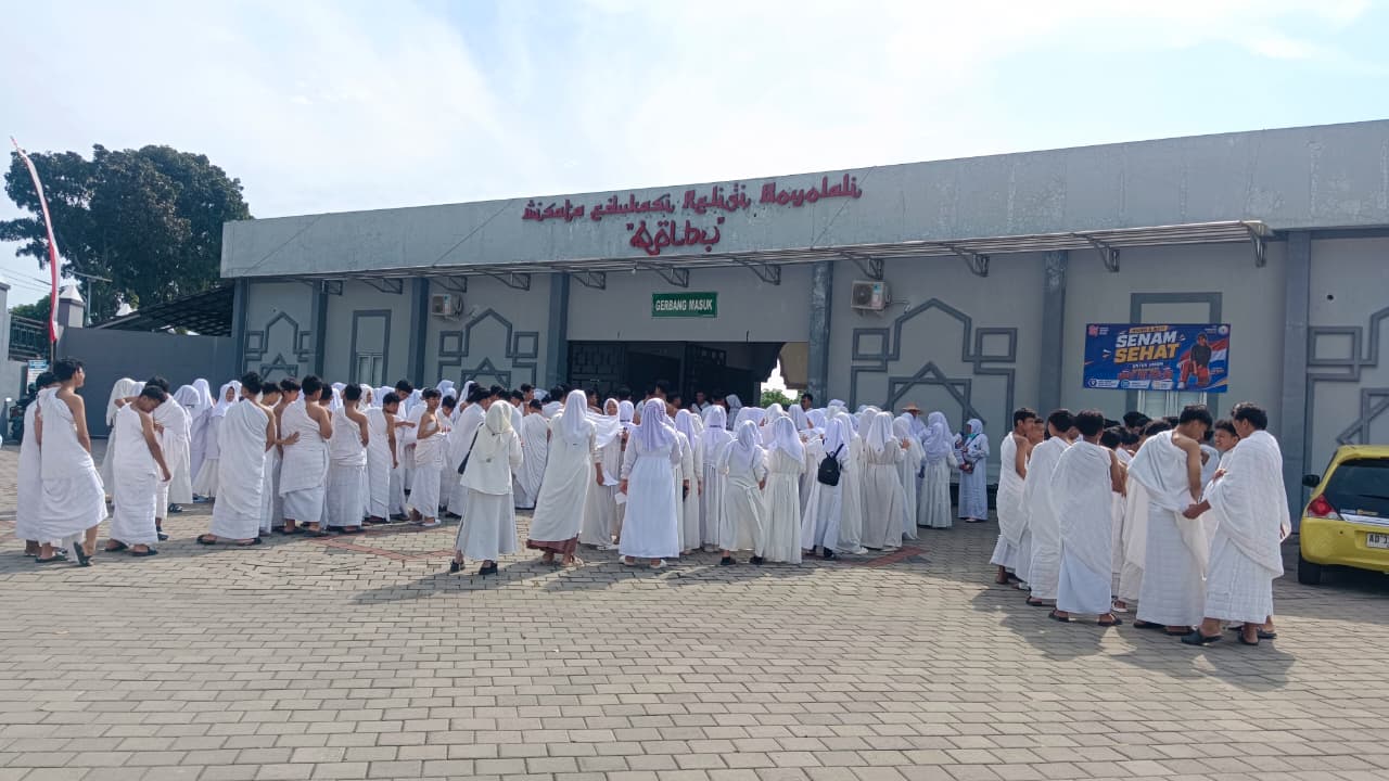 Murid MTsN 9 Bantul Awali Praktik Manasik dengan Niat Ihram Haji dan Umrah